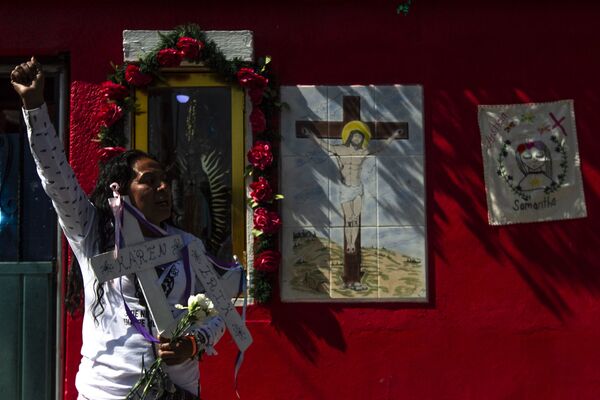 Los brutales asesinatos de mujeres y niños en la periferia de Ciudad de México (fotos y vídeo) - Sputnik Mundo