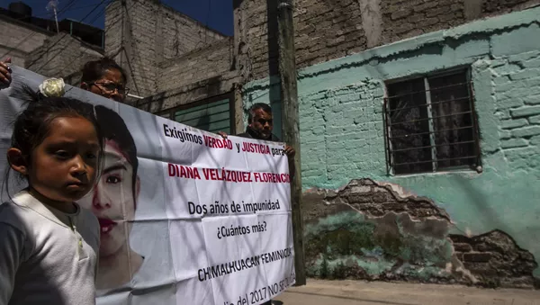 Familia de Diana Velázquez Florencio, asesinada en 2017 cuyo caso sigue impune, durante a caravana contra el feminicidio en Ecatepec, Estado de México - Sputnik Mundo