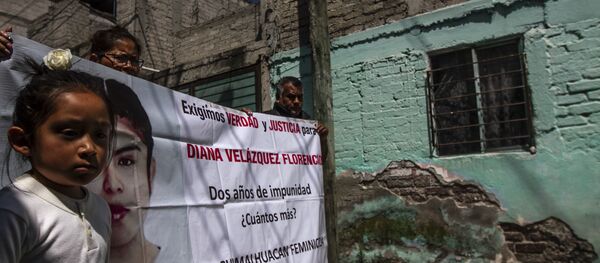 Familia de Diana Velázquez Florencio, asesinada en 2017 cuyo caso sigue impune, durante a caravana contra el feminicidio en Ecatepec, Estado de México - Sputnik Mundo
