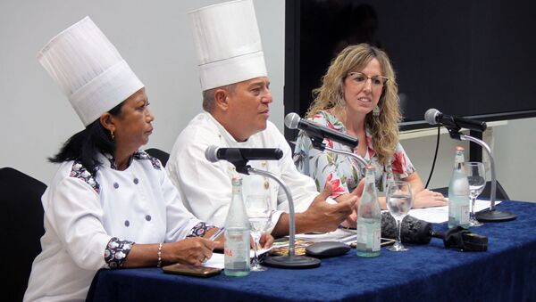 Chef Eddy Fernández (centro) y Maité Artieda, directora de Comunicación y Relaciones Públicas de Meliá Hotels (derecha) - Sputnik Mundo