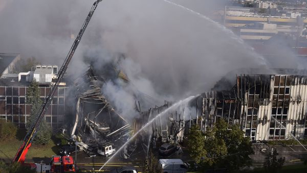 Los equipos de bomberos tratan de sofocar un incendio en Villeurbanne Los equipos de bomberos tratan de sofocar un incendio en Villeurbanne - Sputnik Mundo