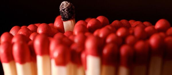 El sulfuro de fósforo que contiene la cabeza de una cerilla sirve de combustible para encenderla  - Sputnik Mundo