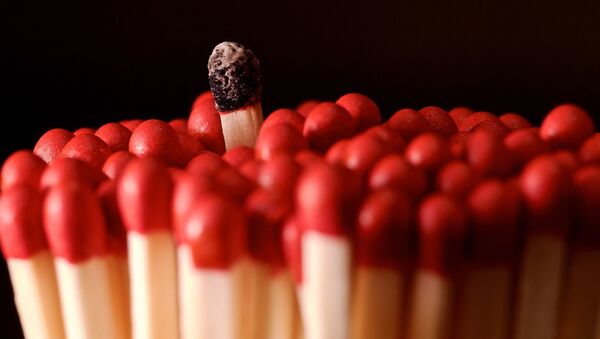 El sulfuro de fósforo que contiene la cabeza de una cerilla sirve de combustible para encenderla  - Sputnik Mundo