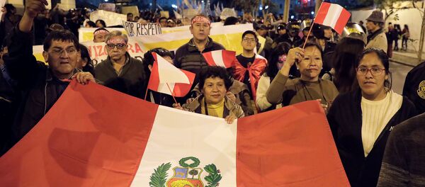 El pueblo se manifiesta para apoyar al presidente de Perú, Martín Vizcarra, después de que disolviera el Congreso - Sputnik Mundo
