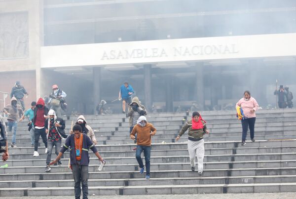 Indígenas ocupan brevemente el pleno de la Asamblea Nacional de Ecuador - Sputnik Mundo