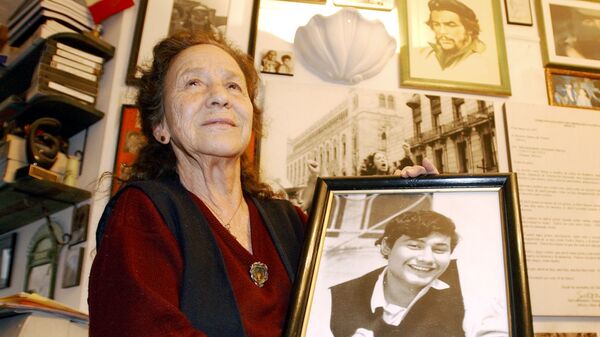 Rosario Ibarra de Piedra con un retrato de su hijo, Jesús Piedra Ibarra - Sputnik Mundo