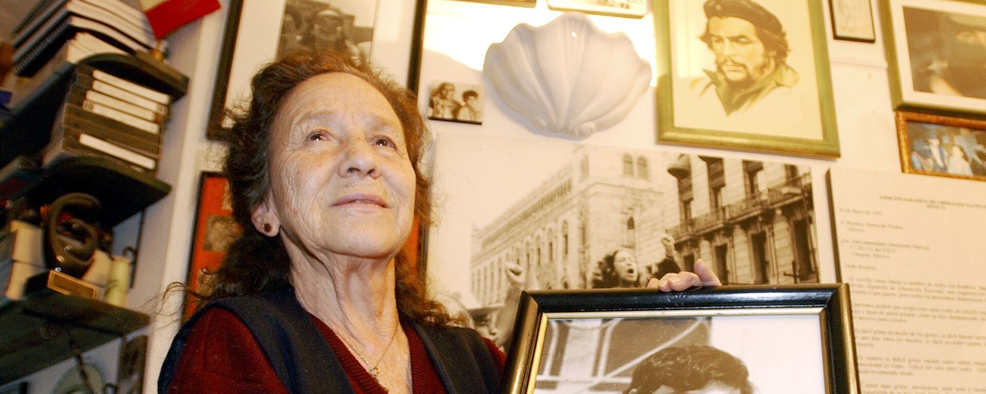 Rosario Ibarra de Piedra con un retrato de su hijo, Jesús Piedra Ibarra - Sputnik Mundo, 1920, 16.04.2022