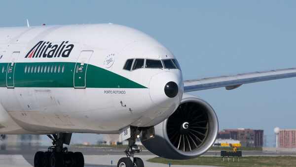 Un avión de la aerolínea bandera de Italia, Alitalia - Sputnik Mundo