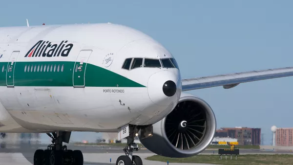 Un avión de la aerolínea bandera de Italia, Alitalia - Sputnik Mundo