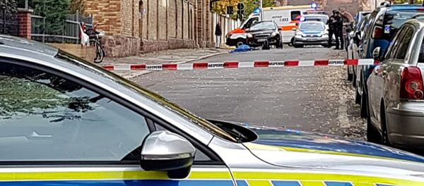 Полиция патрулирует район в немецком городе Галле, где неизвестные открыли стрельбу по людям Полиция патрулирует район в немецком городе Галле, где неизвестные открыли стрельбу по людям - Sputnik Mundo