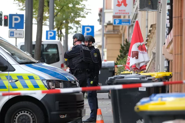 Tiroteos, policías en las calles y sirenas: la ciudad alemana de Halle tras la tragedia Tiroteos, policías en las calles y sirenas: la ciudad alemana de Halle tras la tragedia - Sputnik Mundo