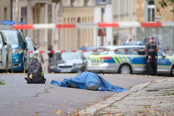 Tiroteos, policías en las calles y sirenas: la ciudad alemana de Halle tras la tragedia Tiroteos, policías en las calles y sirenas: la ciudad alemana de Halle tras la tragedia - Sputnik Mundo