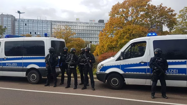Tiroteos, policías en las calles y sirenas: la ciudad alemana de Halle tras la tragedia Tiroteos, policías en las calles y sirenas: la ciudad alemana de Halle tras la tragedia - Sputnik Mundo