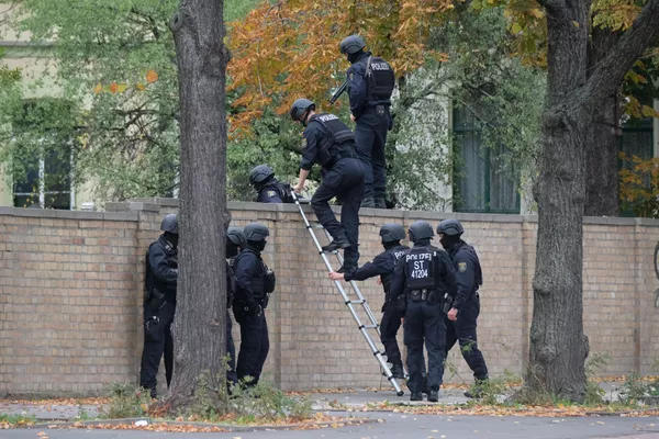 Tiroteos, policías en las calles y sirenas: la ciudad alemana de Halle tras la tragedia Tiroteos, policías en las calles y sirenas: la ciudad alemana de Halle tras la tragedia - Sputnik Mundo