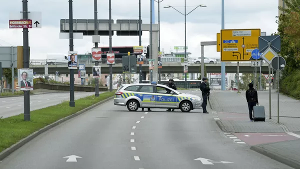 Tiroteos, policías en las calles y sirenas: la ciudad alemana de Halle tras la tragedia Tiroteos, policías en las calles y sirenas: la ciudad alemana de Halle tras la tragedia - Sputnik Mundo