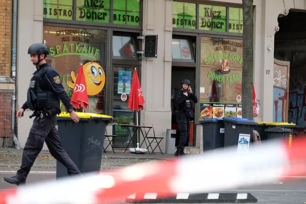Tiroteos, policías en las calles y sirenas: la ciudad alemana de Halle tras la tragedia Tiroteos, policías en las calles y sirenas: la ciudad alemana de Halle tras la tragedia - Sputnik Mundo