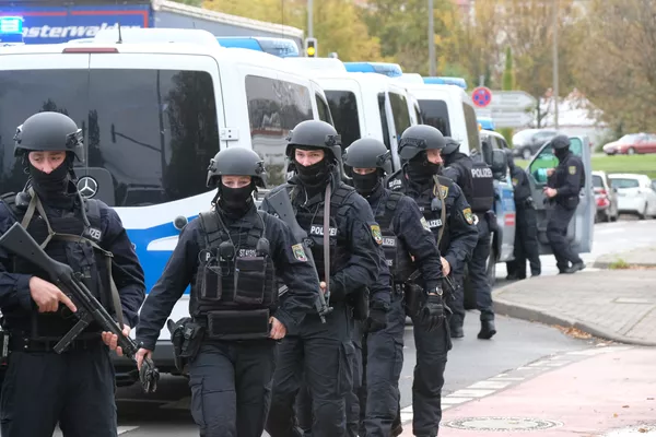Tiroteos, policías en las calles y sirenas: la ciudad alemana de Halle tras la tragedia Tiroteos, policías en las calles y sirenas: la ciudad alemana de Halle tras la tragedia - Sputnik Mundo