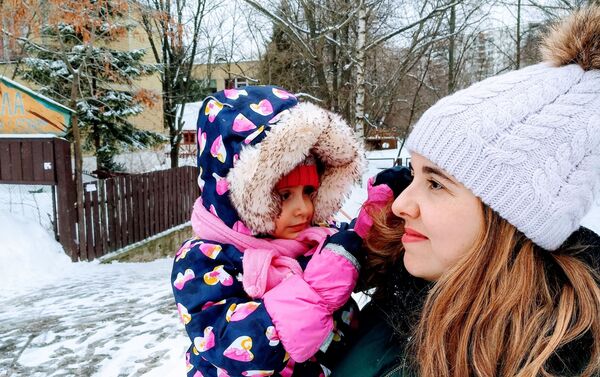 Jana Pérez con su hija Matilda - Sputnik Mundo