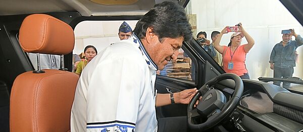 El presidente de Bolivia, Evo Morales, probando un coche eléctrico ensamblado en la ciudad Cochabamba El presidente de Bolivia, Evo Morales, probando un coche eléctrico ensamblado en la ciudad Cochabamba - Sputnik Mundo