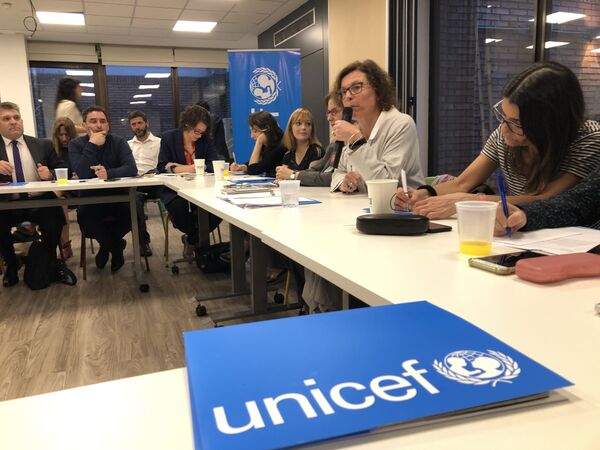 500.000 adolescentes fuera de la escuela: Unicef alerta en las elecciones argentinas - Sputnik Mundo