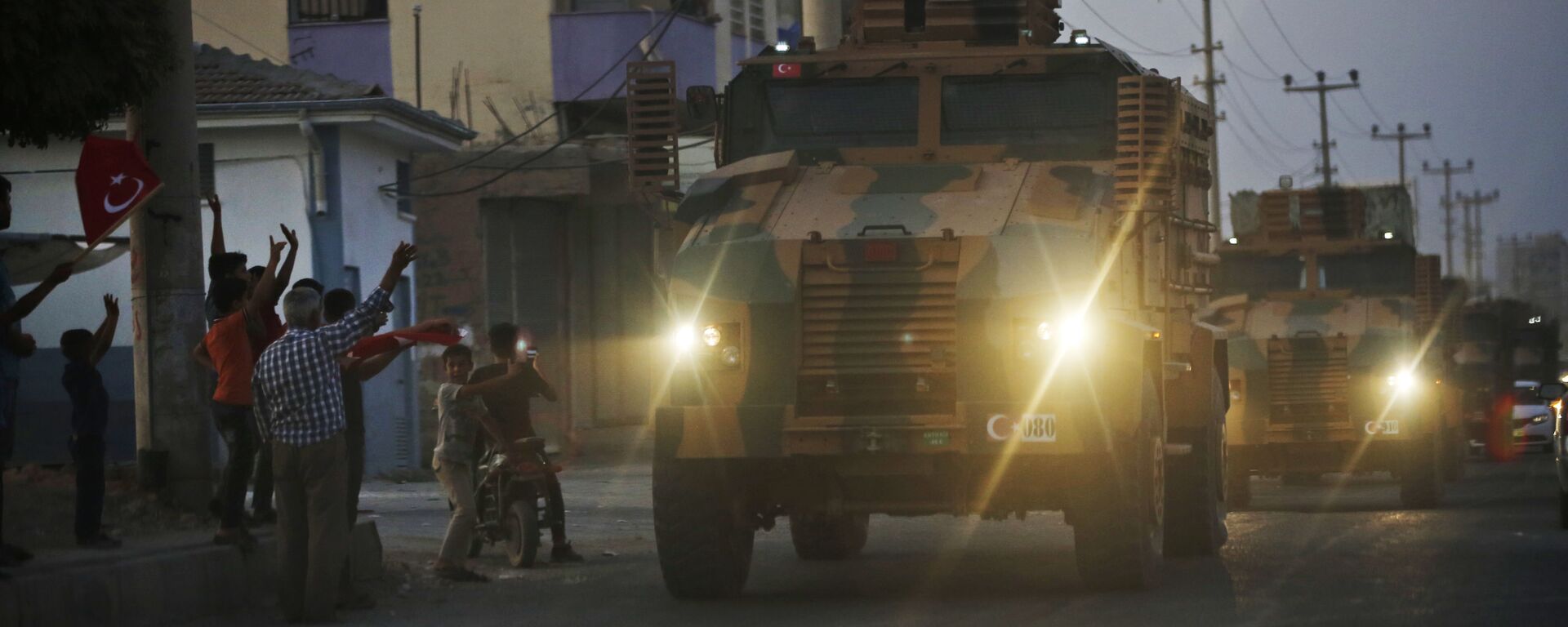 Un convoy de blindados turcos en la frontera turco-siria Un convoy de blindados turcos en la frontera turco-siria - Sputnik Mundo, 1920, 06.07.2022