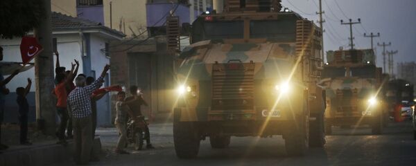 Un convoy de blindados turcos en la frontera turco-siria - Sputnik Mundo