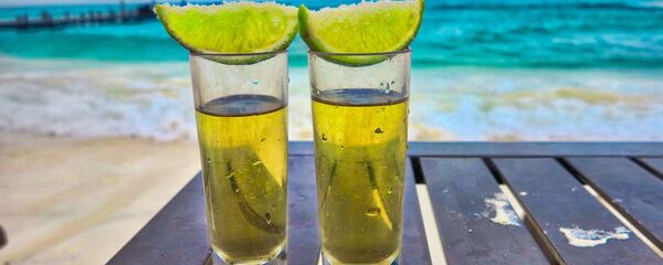 2 'shots' de tequila en la playa - Sputnik Mundo