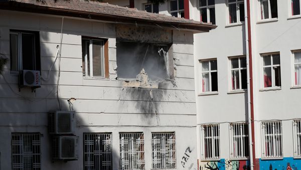 Un edificio dañado en Akcakale por ataques kurdosirios Un edificio dañado en Akcakale por ataques kurdosirios - Sputnik Mundo