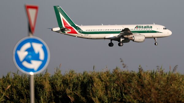 Un avión de Alitalia Airbus A320-200 - Sputnik Mundo
