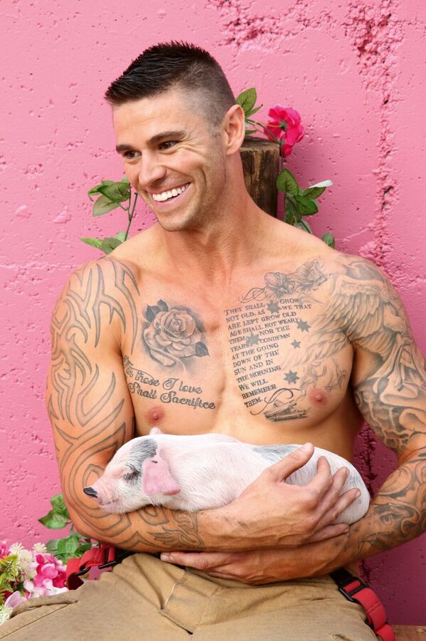 Estos bomberos dejan sus mangueras para desnudarse por una buena causa - Sputnik Mundo