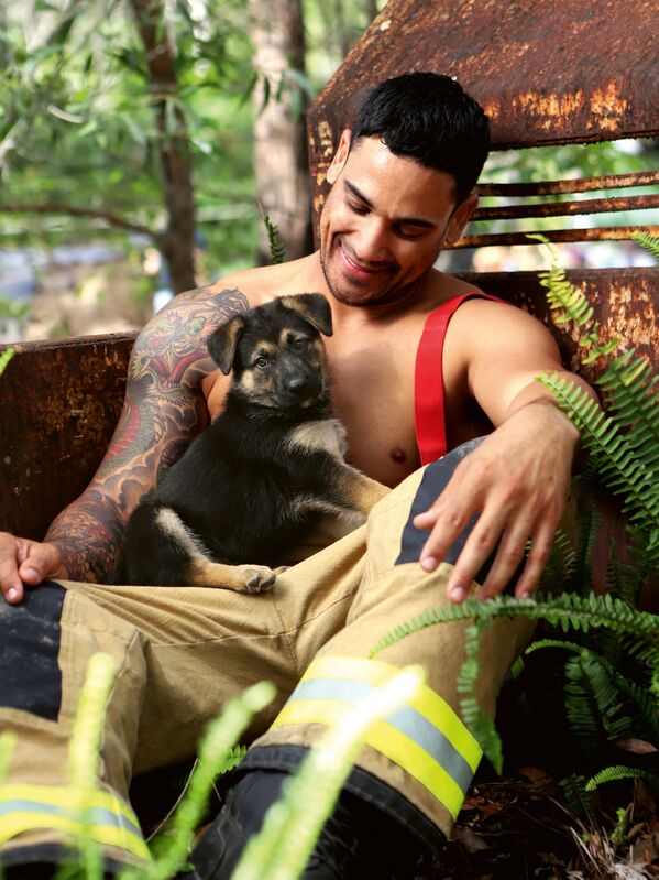 Estos bomberos dejan sus mangueras para desnudarse por una buena causa - Sputnik Mundo