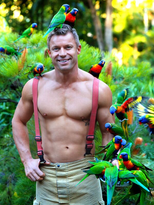 Estos bomberos dejan sus mangueras para desnudarse por una buena causa - Sputnik Mundo