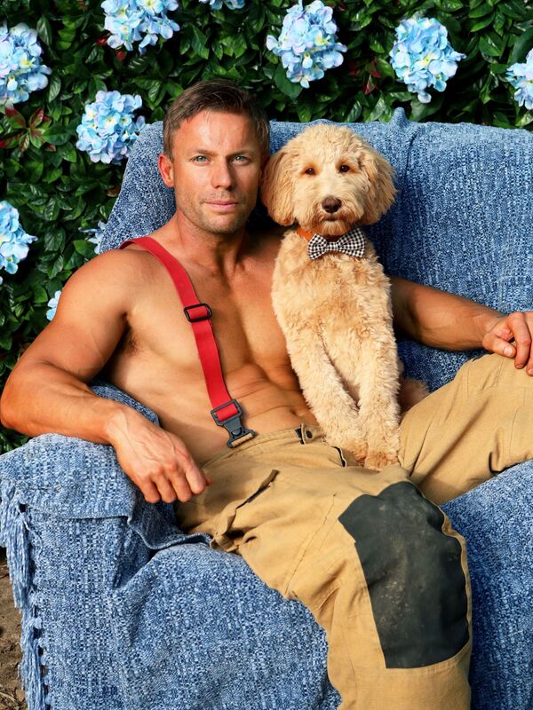 Estos bomberos dejan sus mangueras para desnudarse por una buena causa - Sputnik Mundo