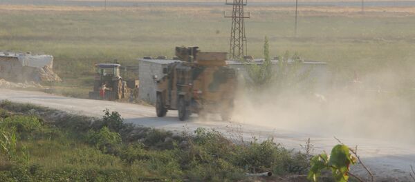 Un blindado turco en la frontera turco-siria - Sputnik Mundo