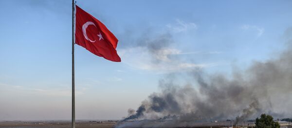 La bandera de Turquía y el humo tras los ataques aéreos en Siria - Sputnik Mundo