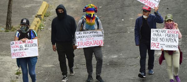 Jóvenes indígenas se manifiestan mientras el ataúd de su difunto líder, Inocencio Tucumbi, es llevado a la Casa de la Cultura en Quito, Ecuador - Sputnik Mundo