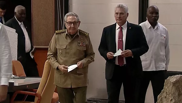 El presidente de Cuba, Miguel Díaz-Canel junto a Raúl Castro, primer sercretario del Partido Comunista de Cuba (PCC) - Sputnik Mundo