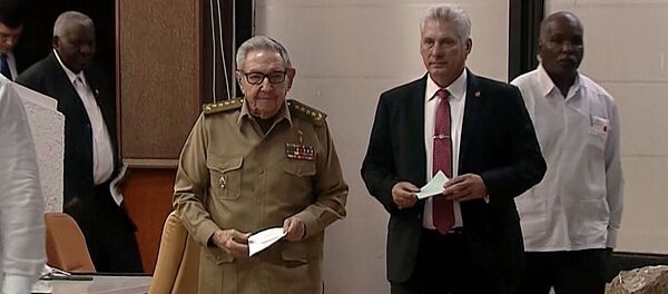 El presidente de Cuba, Miguel Díaz-Canel junto a Raúl Castro, primer sercretario del Partido Comunista de Cuba (PCC) - Sputnik Mundo