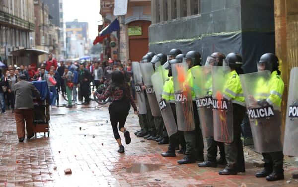 Disturbios en la Plaza de Bolívar en Bogotá Disturbios en la Plaza de Bolívar en Bogotá - Sputnik Mundo