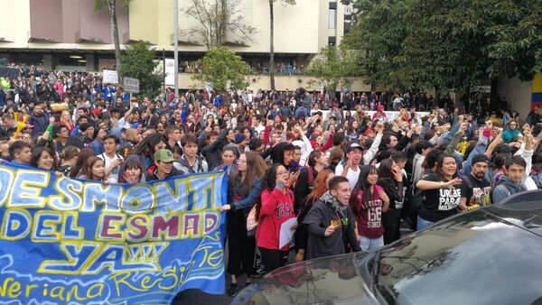 Estudiantes protestando en Bogotá, Colombia - Sputnik Mundo