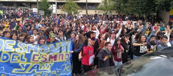 Estudiantes protestando en Bogotá, Colombia - Sputnik Mundo
