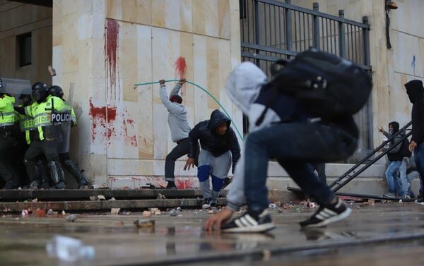 Disturbios en la Plaza de Bolívar en Bogotá Disturbios en la Plaza de Bolívar en Bogotá - Sputnik Mundo