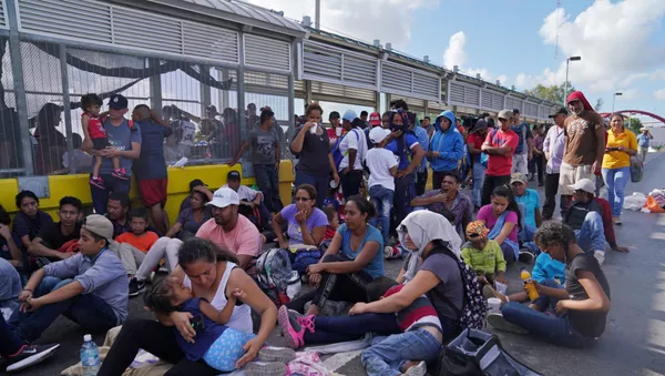 Migrantes protestando en el puente internacional que conecta a la ciudad de Matamoros, México, con Brownsville, EEUU - Sputnik Mundo
