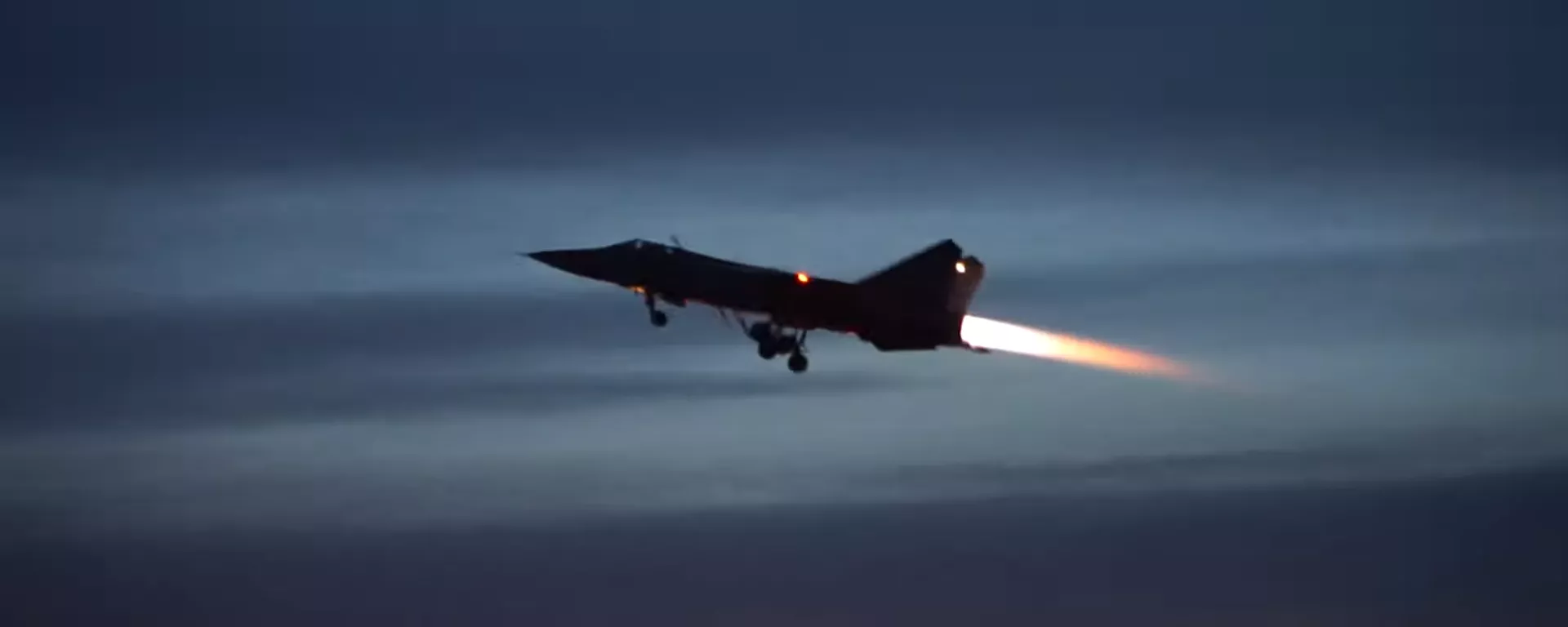 Los MiG-31 rusos realizan maniobras nocturnas en la estratosfera Los MiG-31 rusos realizan maniobras nocturnas en la estratosfera - Sputnik Mundo, 1920, 25.01.2021