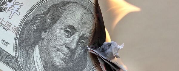 Un billete de dólares estadounidenses en llamas Un billete de dólares estadounidenses en llamas - Sputnik Mundo