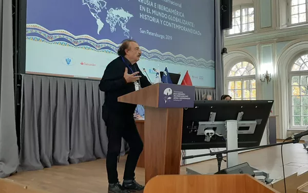 Ignacio Ramonet interviene el en Foro Ignacio Ramonet interviene el en Foro - Sputnik Mundo