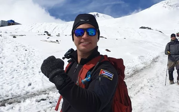 Yandy Núñez con una bandera de Cuba en su uniforme de montañista Yandy Núñez con una bandera de Cuba en su uniforme de montañista - Sputnik Mundo