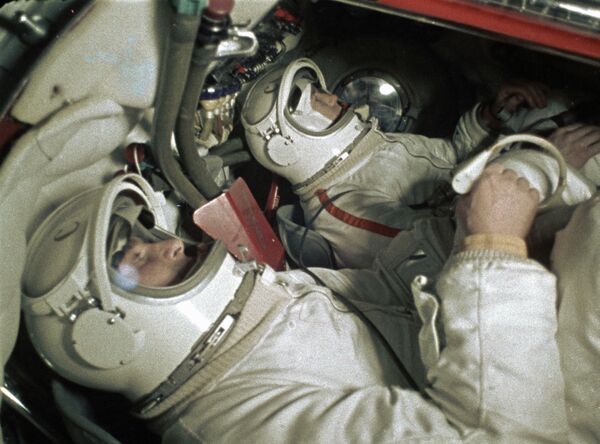 Los cosmonautas Pavel Belyaev (izquierda) y Alexei Leonov en el simulador de la nave espacial Voskhod 2 - Sputnik Mundo