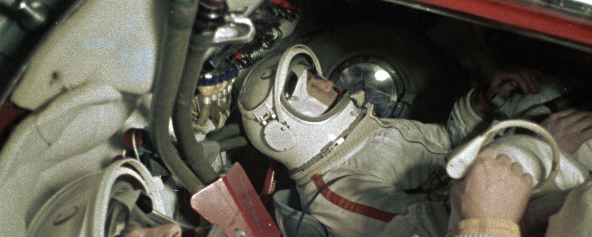 Los cosmonautas Pavel Belyaev (izquierda) y Alexei Leonov en el simulador de la nave espacial Voskhod 2 - Sputnik Mundo, 1920, 24.09.2020