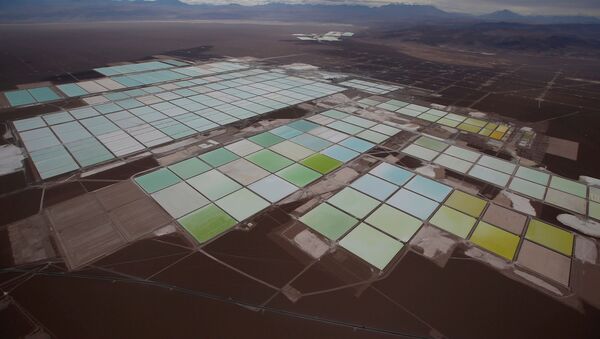 Piscinas de litio de SQM en Atacama, Chile - Sputnik Mundo